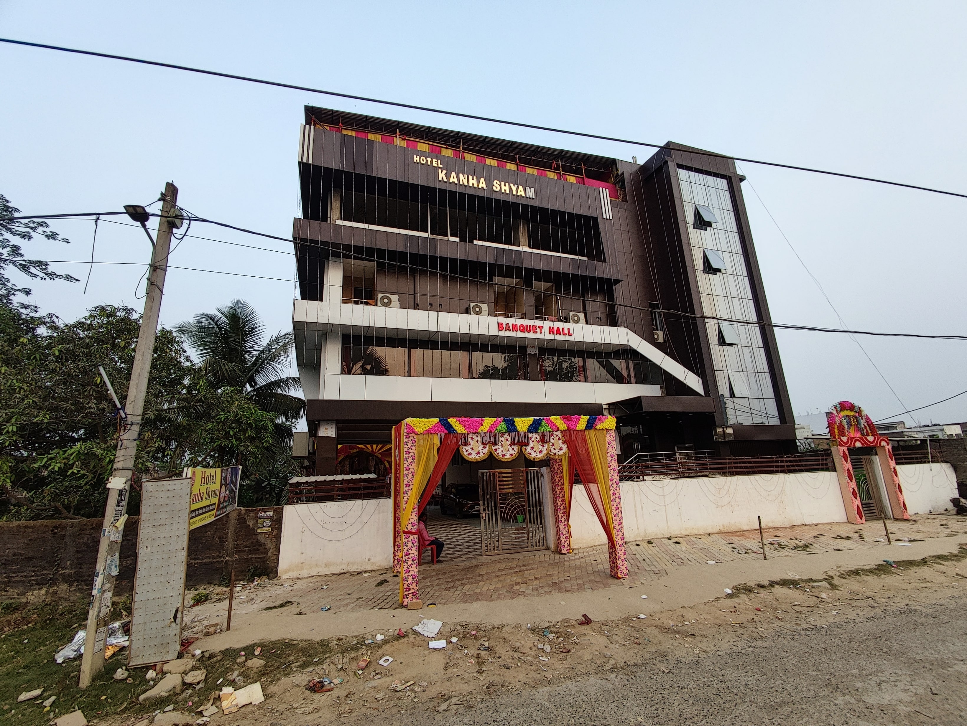 Hotel Kanha Shyam - Tap to explore photos