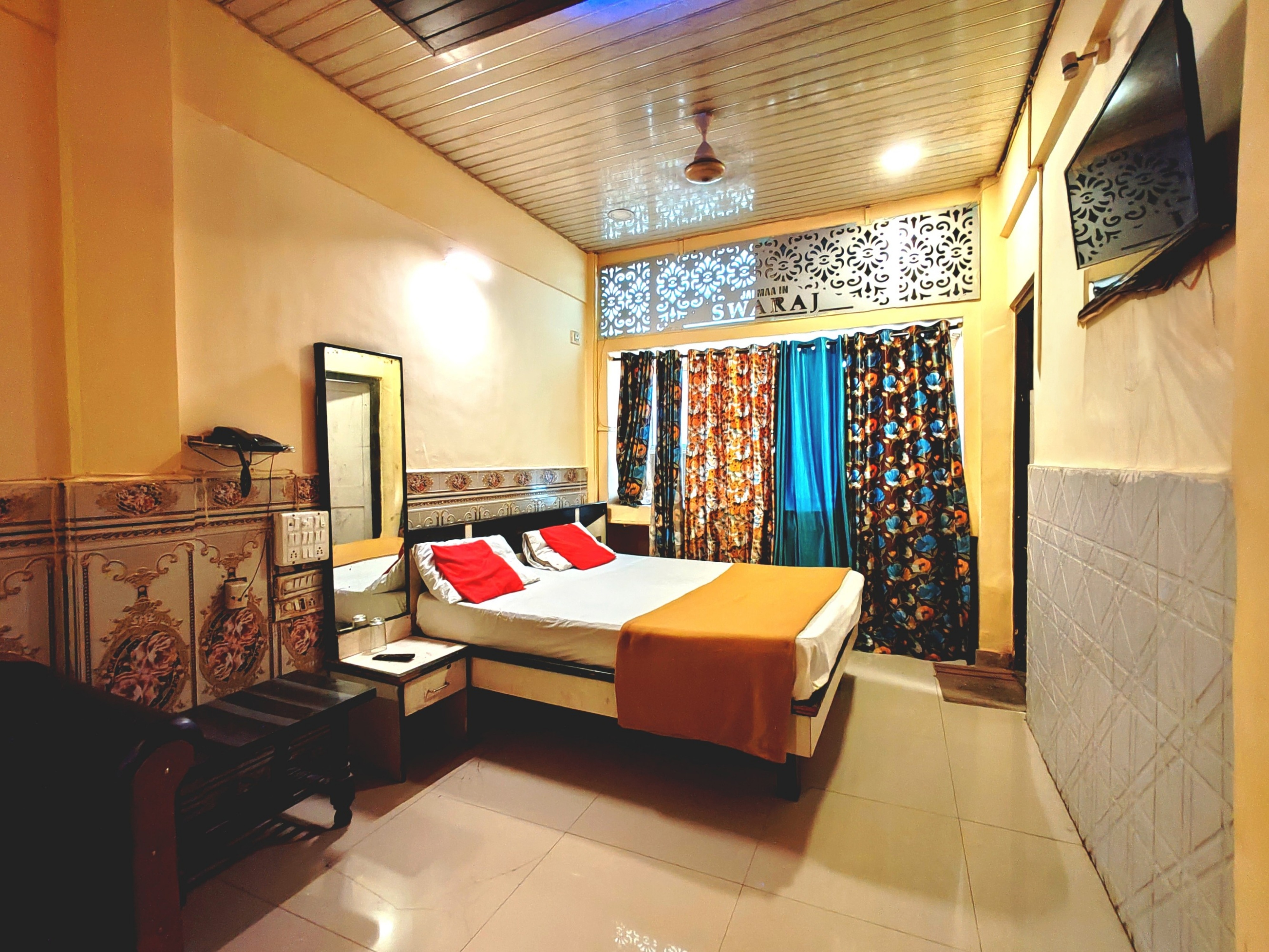 Swaraj Lodge - Tap to explore photos