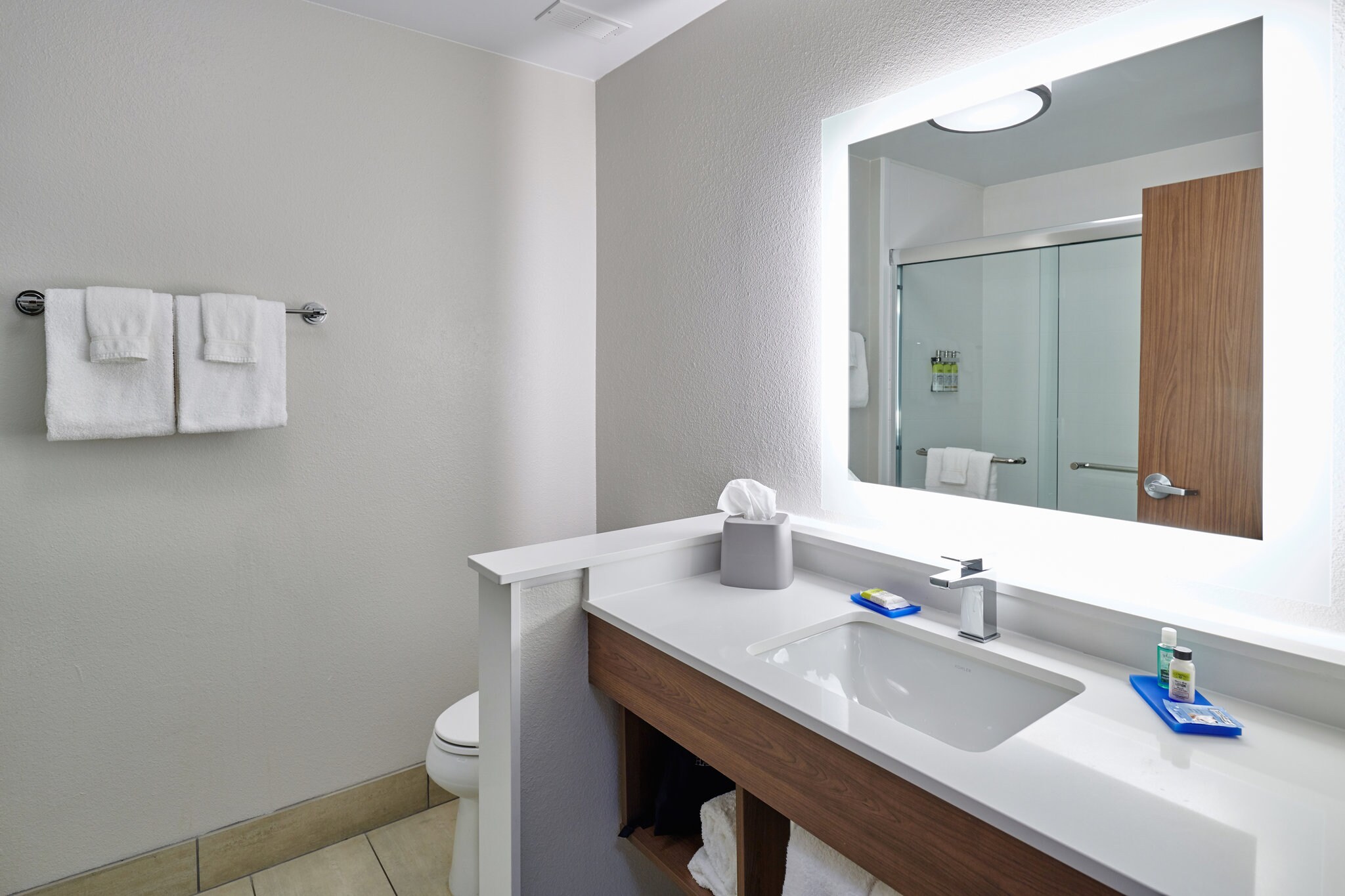 Holiday Inn Express and Suites El Paso East - Tap to explore photos