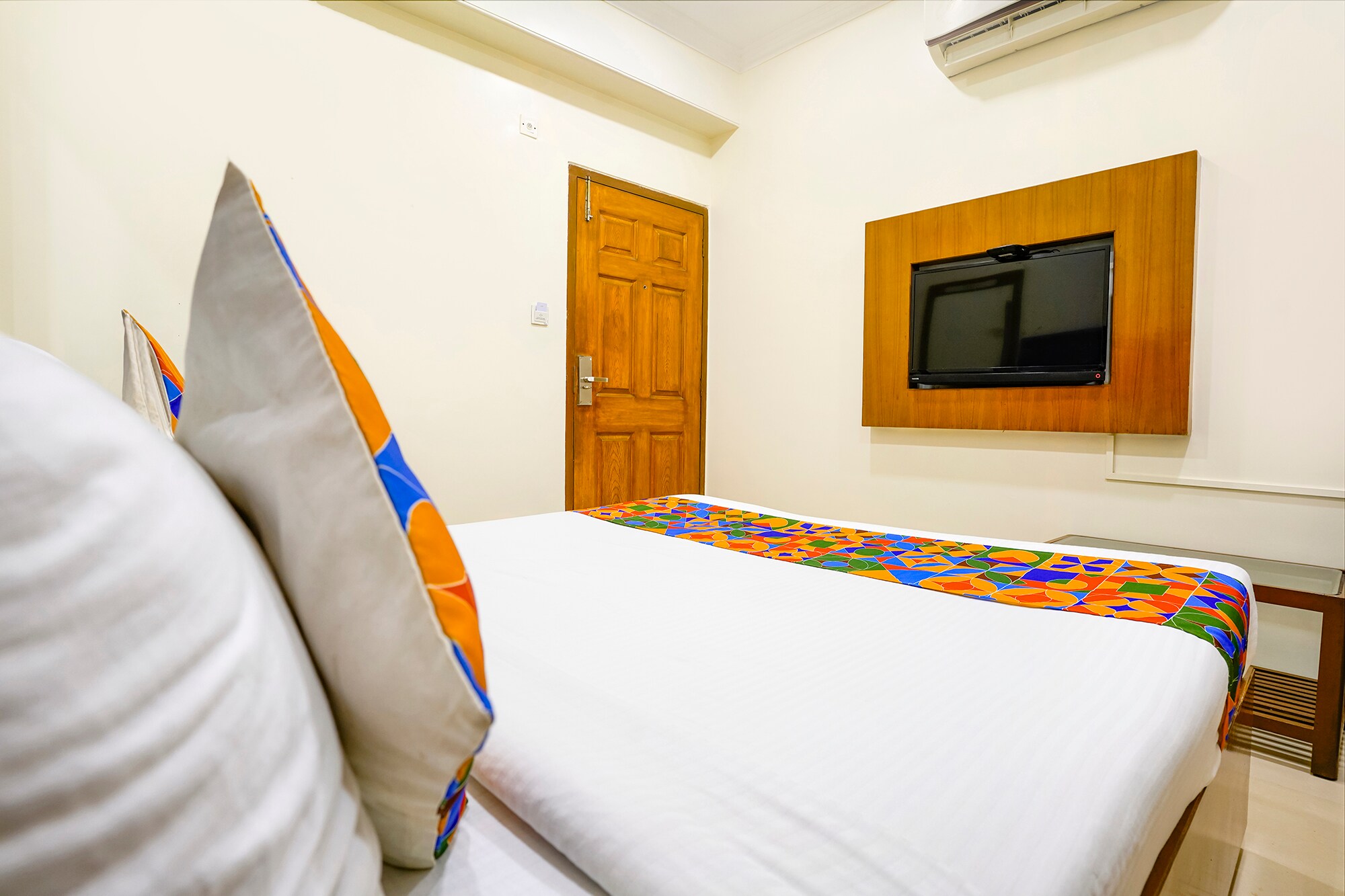 FabHotel Cruz Royale - Nr. Bandra West - Tap to explore photos