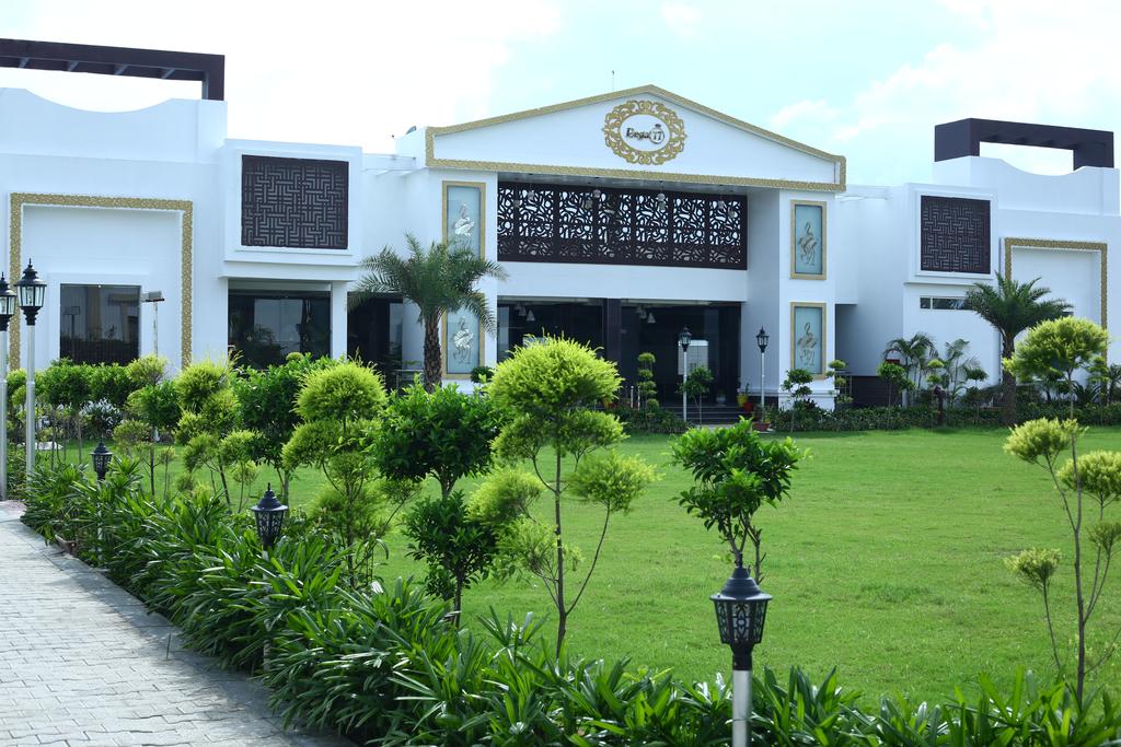 REGAL77 - Tap to explore photos