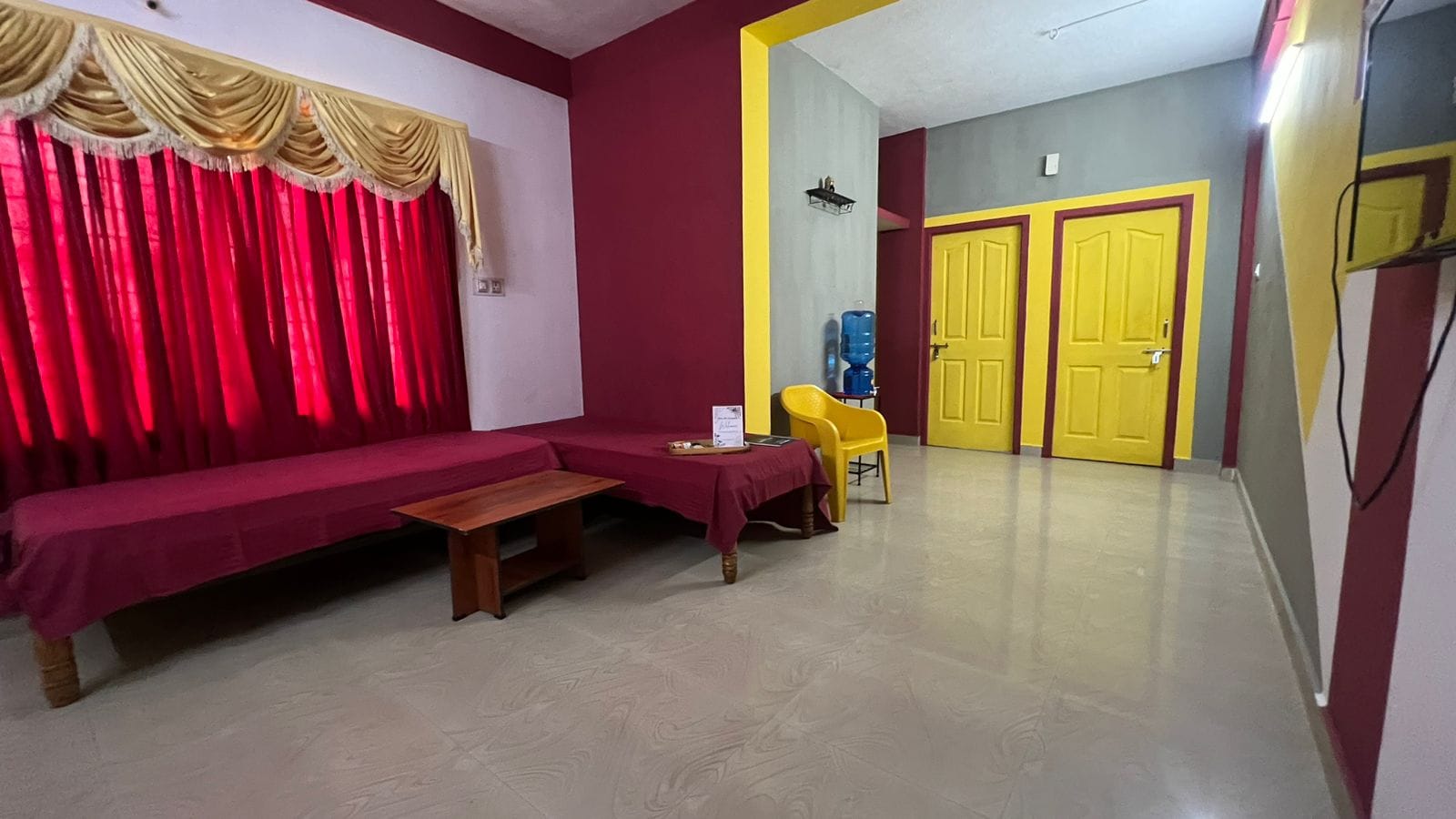 HI5 Holiday Apartment - Tap to explore photos