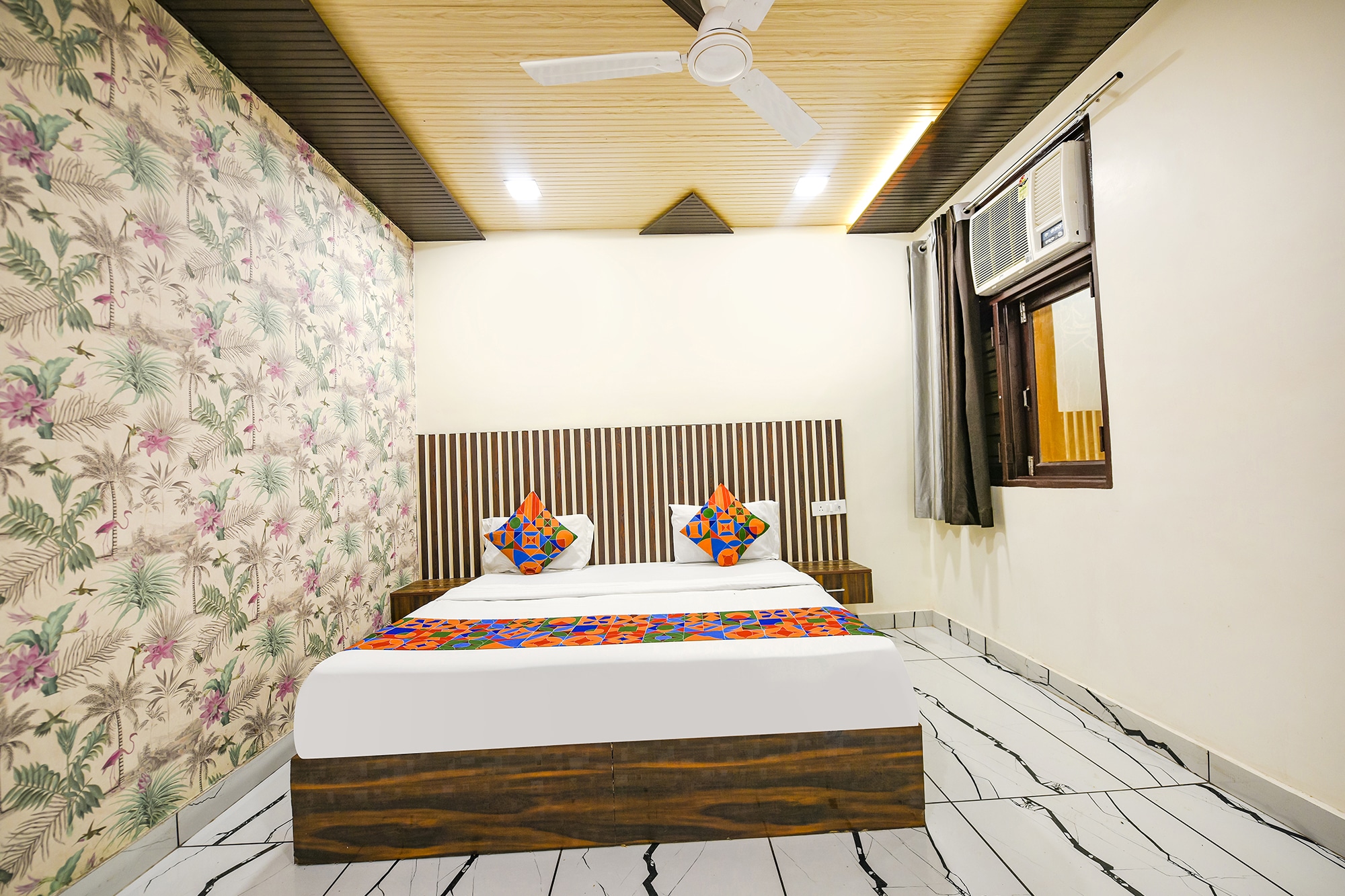 FabHotel The Crystal Palace - Rohini - Tap to explore photos