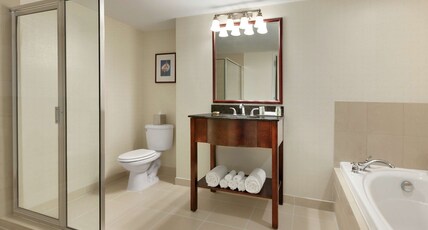 DoubleTree by Hilton Annapolis Room Type - 1 KING JR SUITE NONSMOKING