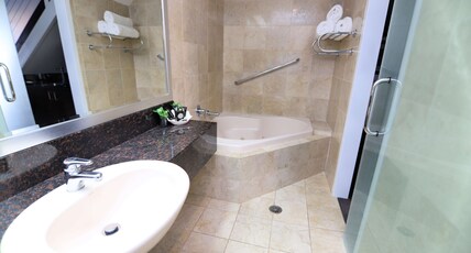 Best Western Plus Goulburn Room Type - Suite - 1 King 2 Singles, Non-Smoking, Superior Room, Jetted Tub, Split Level, Microwave And Refrige Best Western Plus Goulburn Room Type - Suite - 1 King 2 Singles, Non-Smoking, Superior Room, Jetted Tub, Split Level, Microwave And Refrige