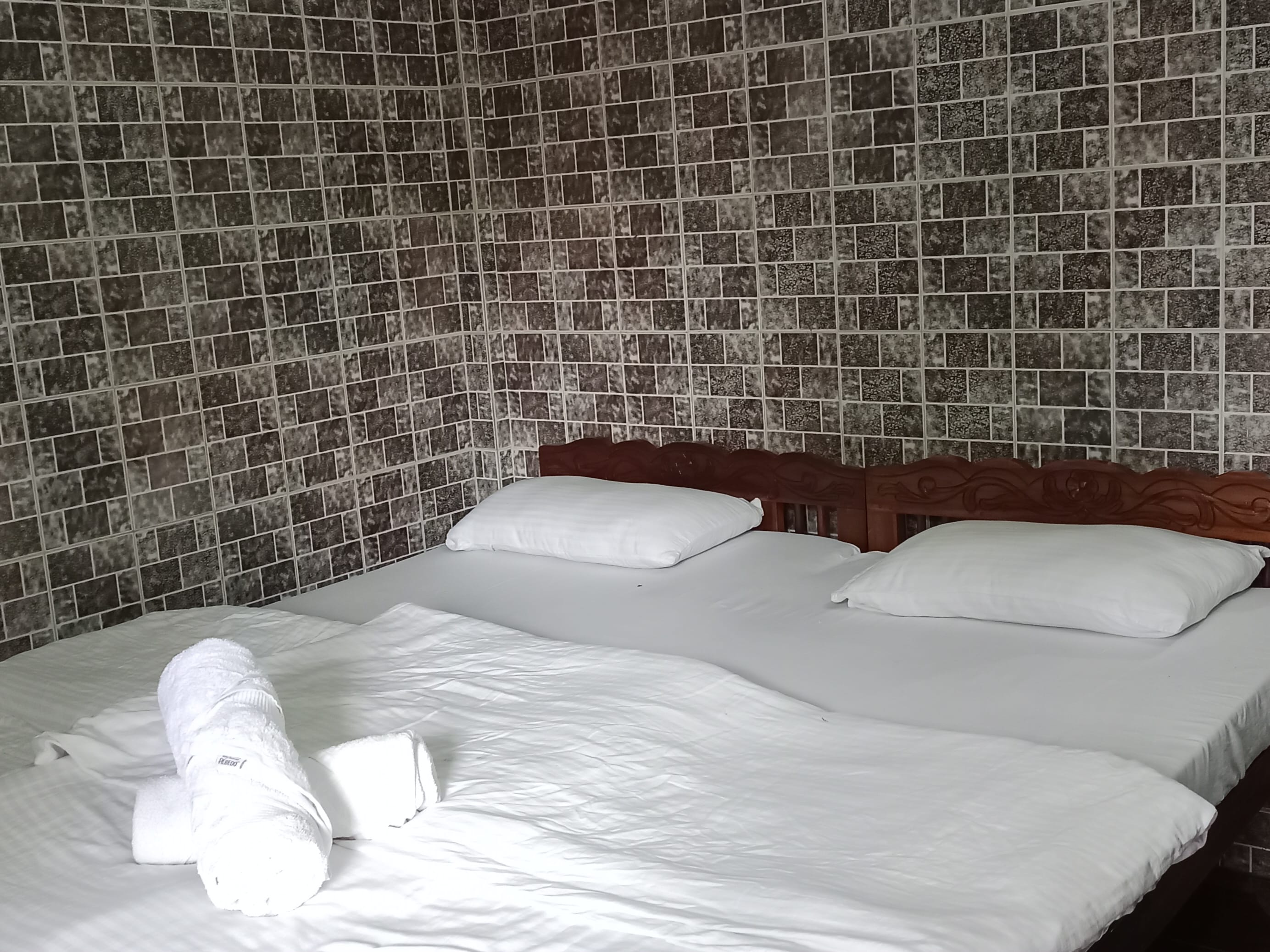 Selfia Guest House - Tap to explore photos