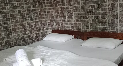 Selfia Guest House Room Type - AC Room 