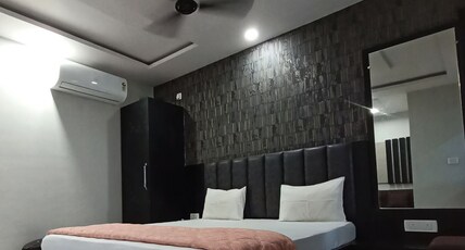 Shri Radhe Palace Room Type - Deluxe Room