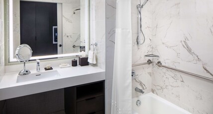 Hilton Aventura Miami Room Type - 1 KING MOB ACC TUB
