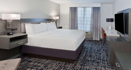 DoubleTree by Hilton Dothan Room Type - 1 KING BALCONY POOL VIEW