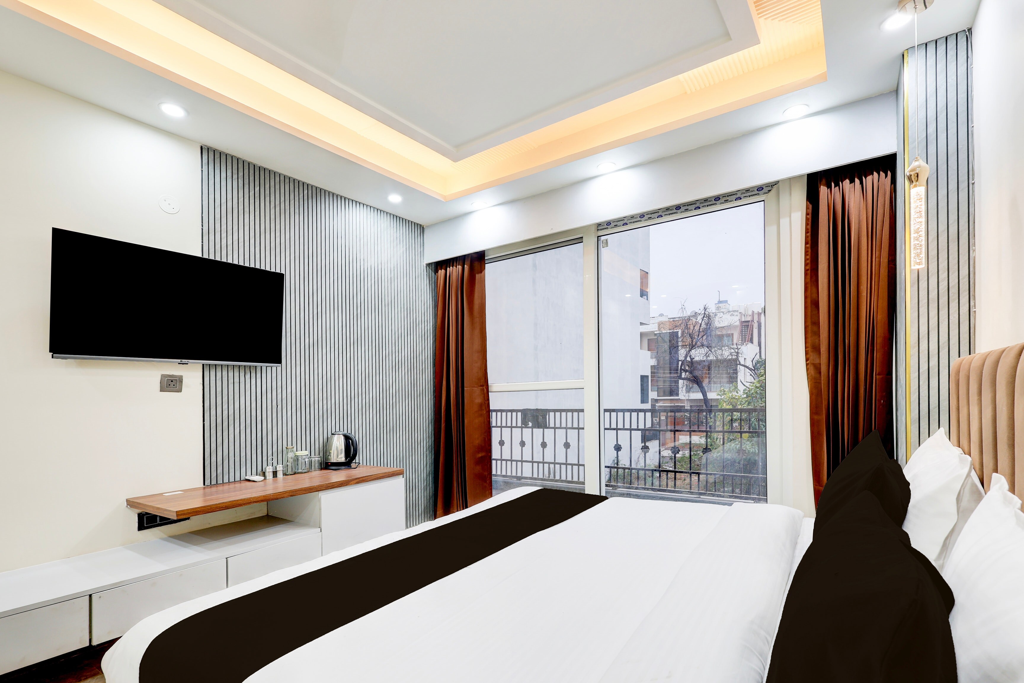 Hotel O Sector 43 Gurgaon - Tap to explore photos