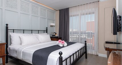 Dang Derm in The Park Khaosan Room Type - Deluxe King 