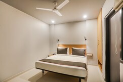 Super Collection O Le Noida Hotel Near Sector 76 Metro Station