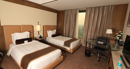 Crowne Plaza Hotel New Delhi Okhla by IHG Room Type - Standard Room 2 Single Beds Lounge Access Bathtub- Nonsmoking Crowne Plaza Hotel New Delhi Okhla by IHG Room Type - Standard Room 2 Single Beds Lounge Access Bathtub- Nonsmoking