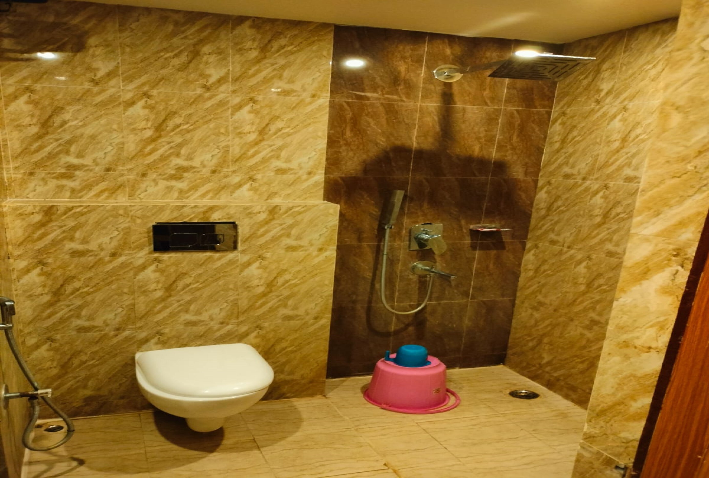 Hotel Penguin - Tap to explore photos