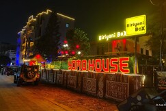 Hotel YOMO House (5min walk from beach)