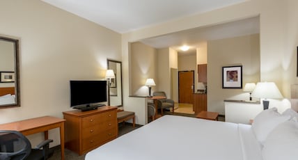 Holiday Inn Express Hotel Vernal Room Type - 1 King Bed Suite Comm Accessible Tub
