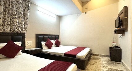Hotel Kelson Dx. Room Type - Triple Room With City View