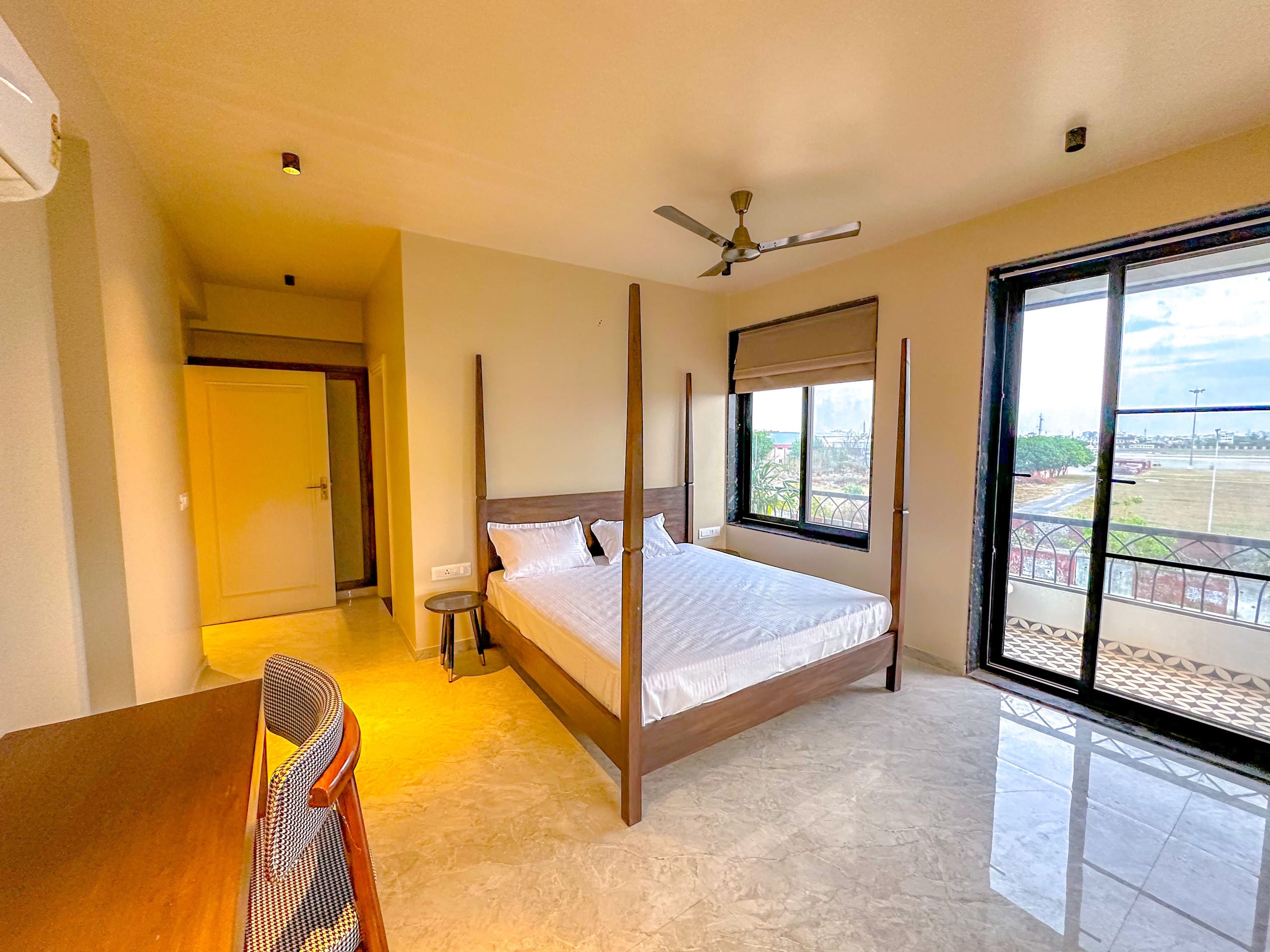 Aero Breeze 002 Jacuzzi Penthouse near Airport - Tap to explore photos