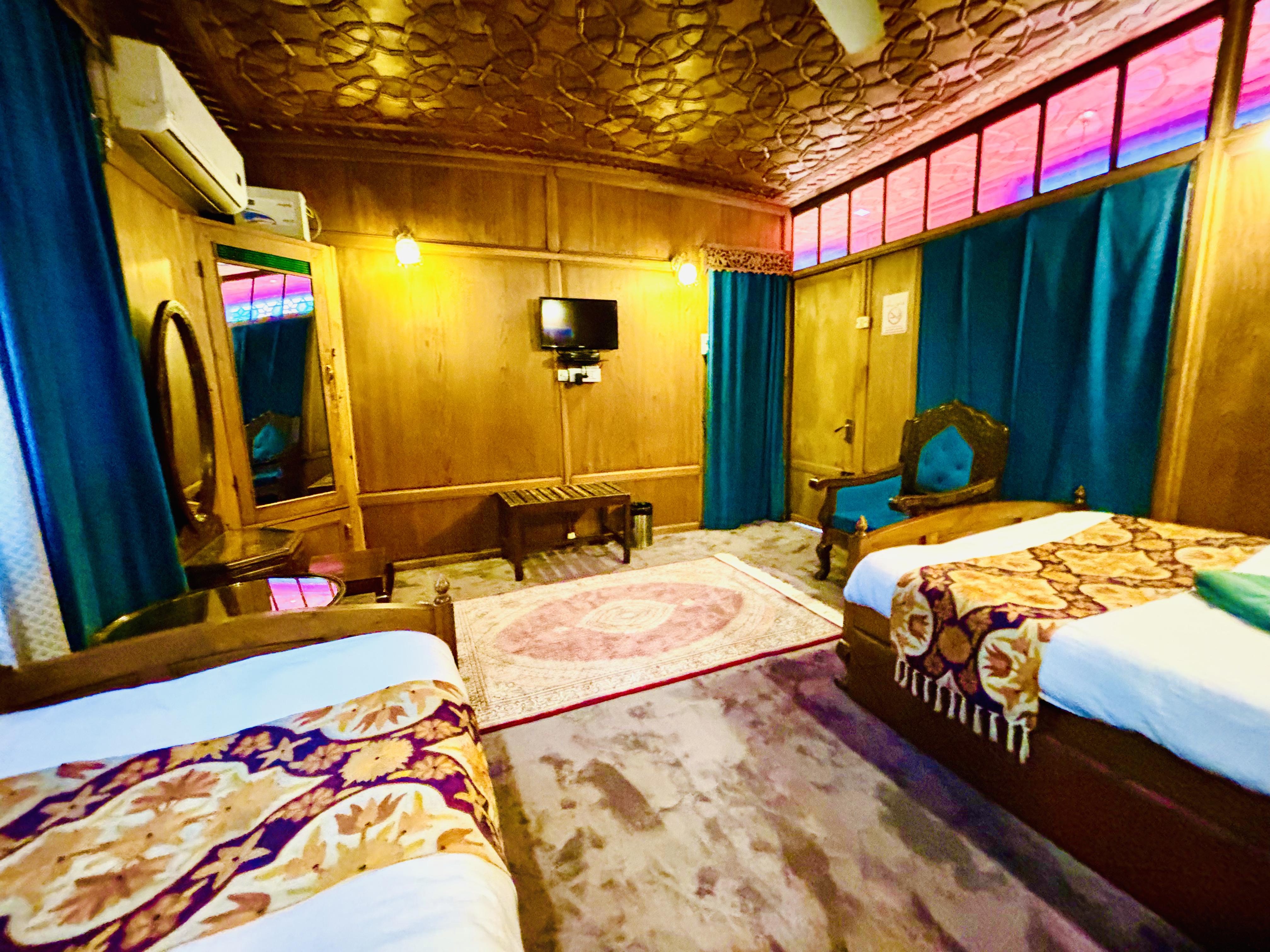Luxury Inn Badyari Palace Houseboats - Tap to explore photos