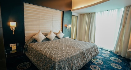 Hotel Peninsula Grand  Room Type - Platinum Suite with Bathtub