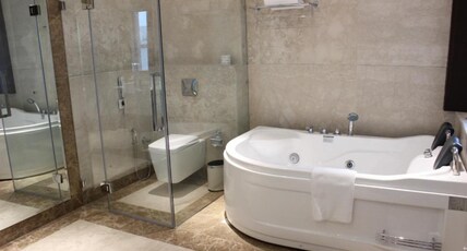 BEST WESTERN Summerlea Room Type - Suite-1 King Bed, Non-Smoking, Separate Living Room, Two 32 Inch Lcd Televisions, Mini Bar, Hairdrye