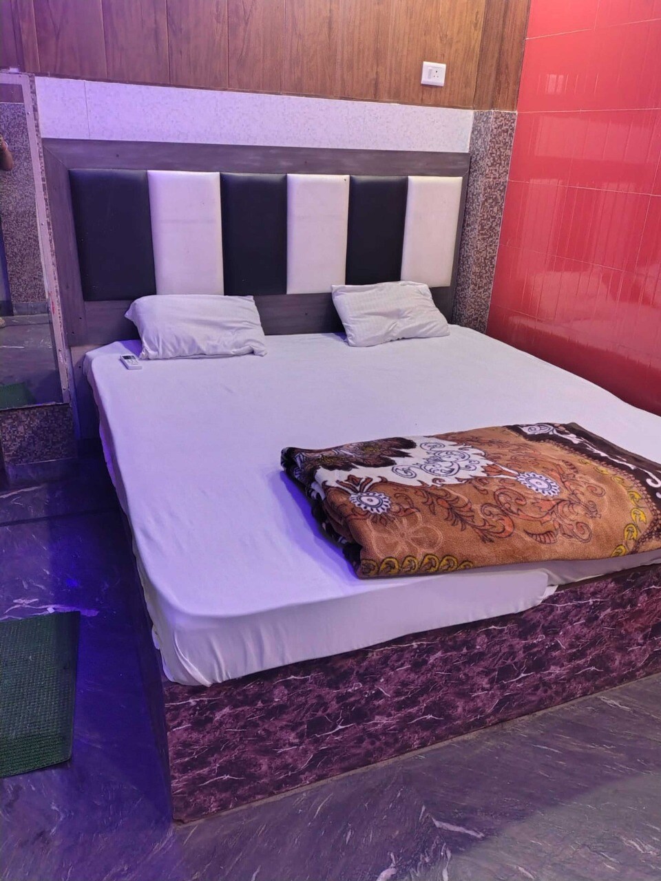 Hotel Deepdarshan Inn - Tap to explore photos