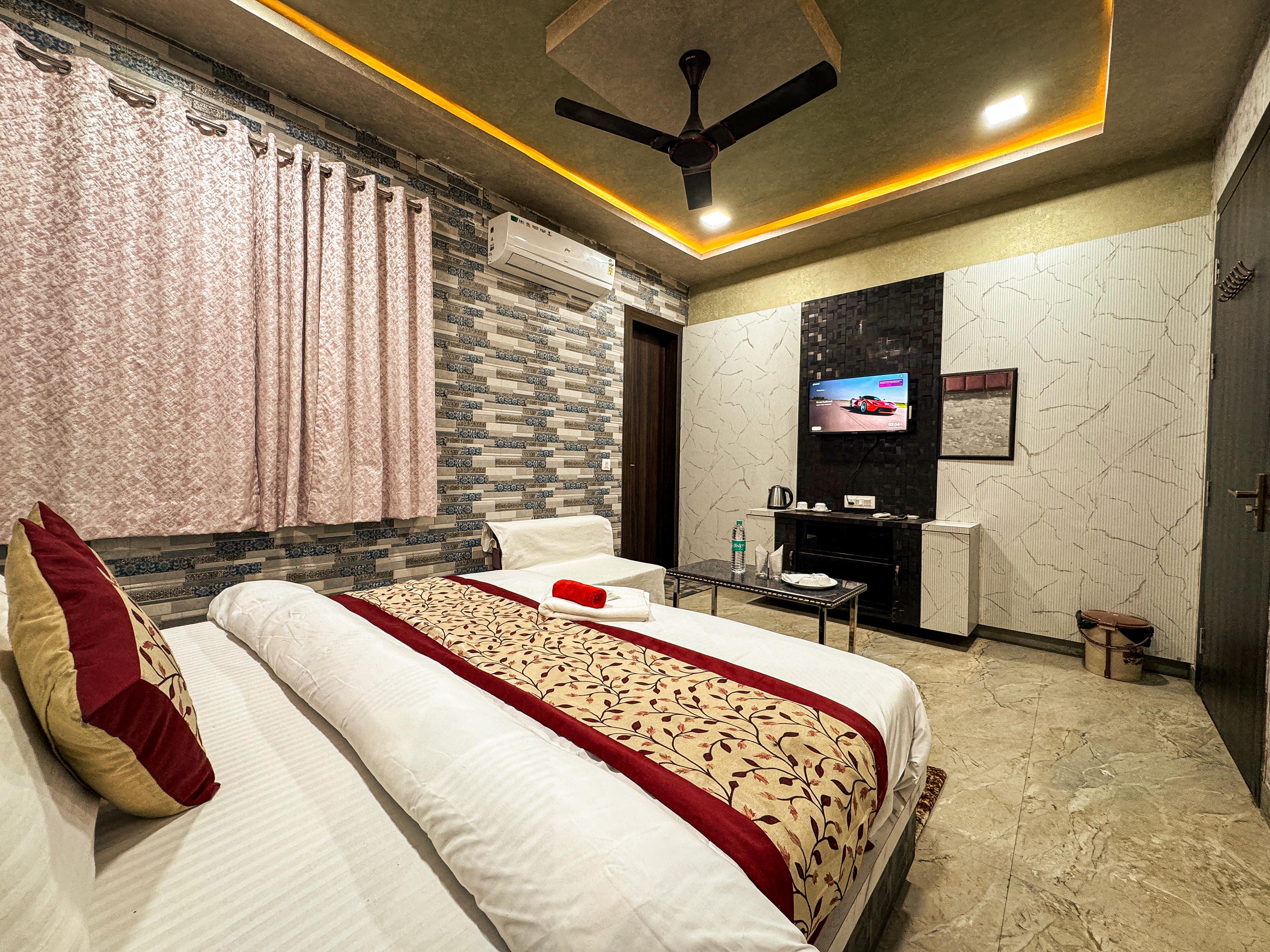 Shree Priya Priyatam Dham - Tap to explore photos