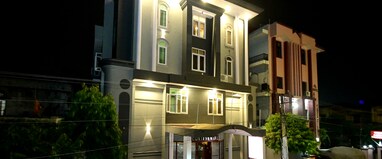 Hotel Paradise Continental  800 Meters from Railway Station