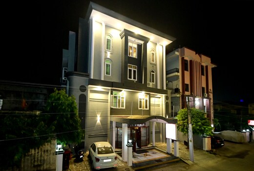 Hotel Paradise Continental  800 Meters from Railway Station