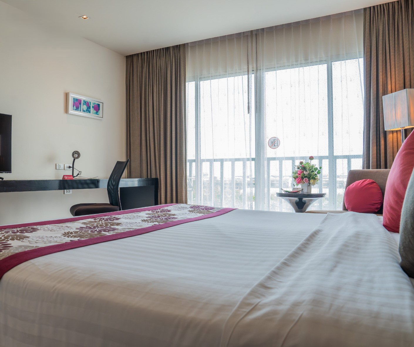 Amaranth Suvarnabhumi Hotel - Free Suvarnabhumi Airport Shuttle - Tap to explore photos