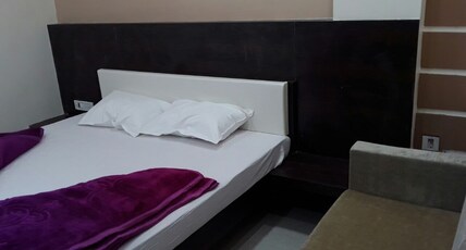 Shreenath Palace Room Type - Deluxe Double Bed