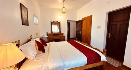 Cleetys Residency Room Type - Deluxe King Room