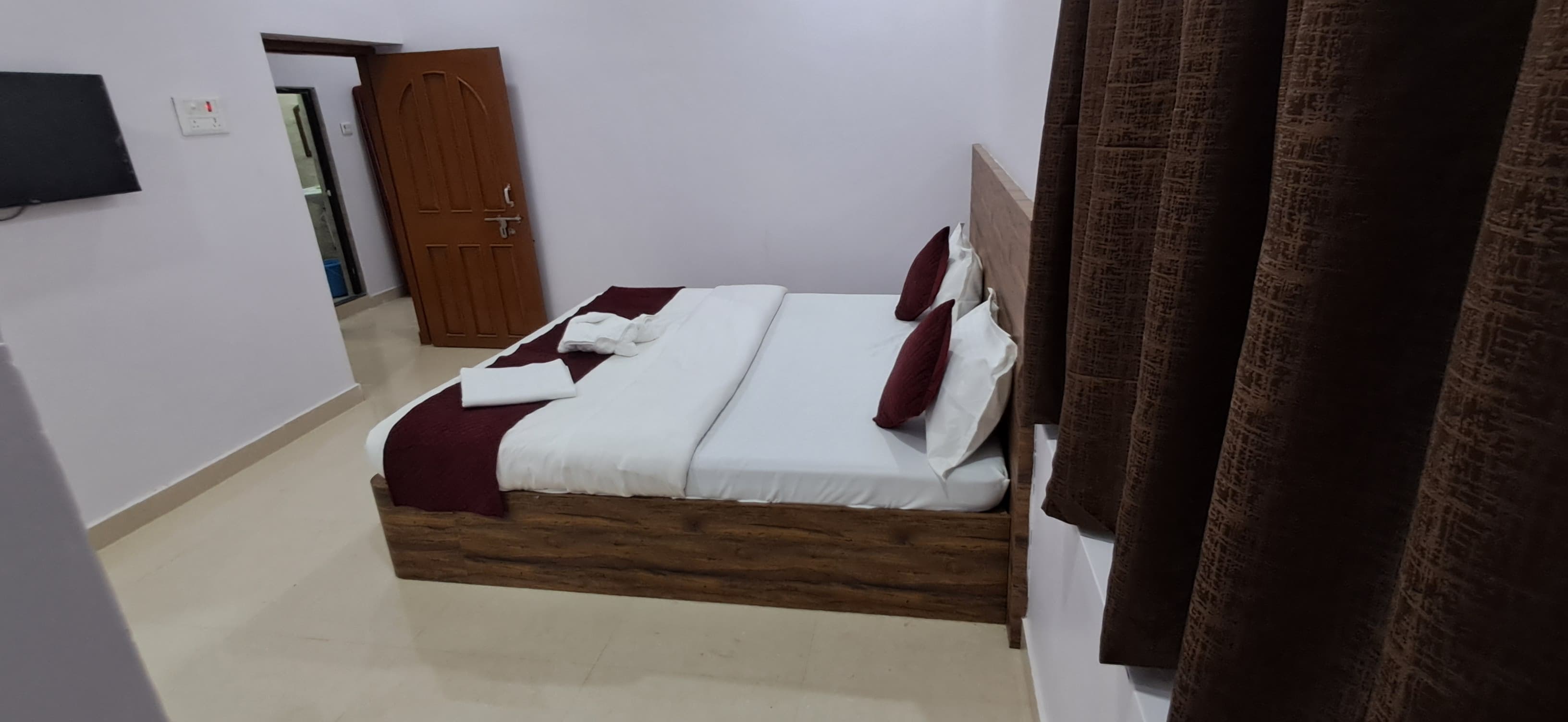 Sri Sri Guest House - Tap to explore photos
