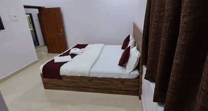 Sri Sri Guest House Room Type - Deluxe Room AC