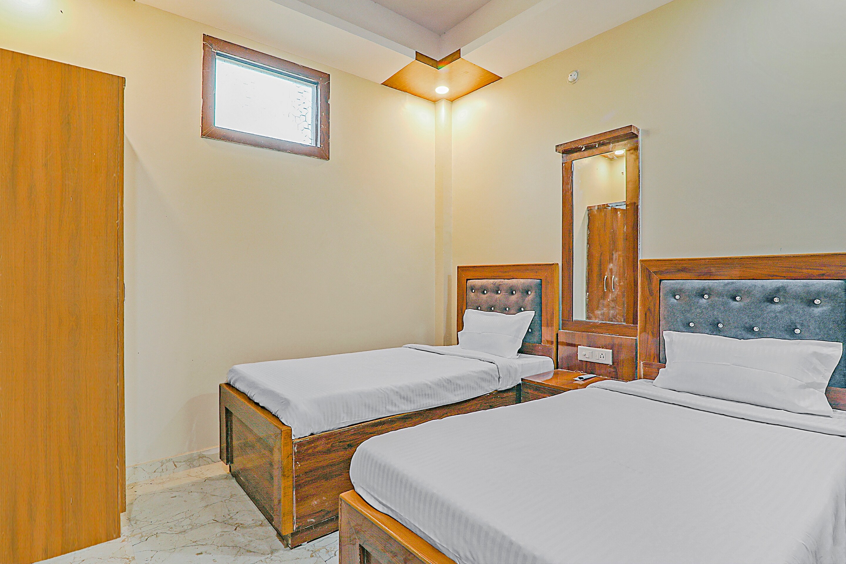 Hotel O Ss Crown - Tap to explore photos