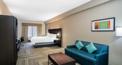 Holiday Inn Express Hotel & Suites Ashland Room Type - 1 King Suite Mobility Accessible Tub