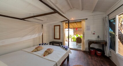 Sea Star Cottages | Rooms & Restaurant Room Type - Partial sea view hut