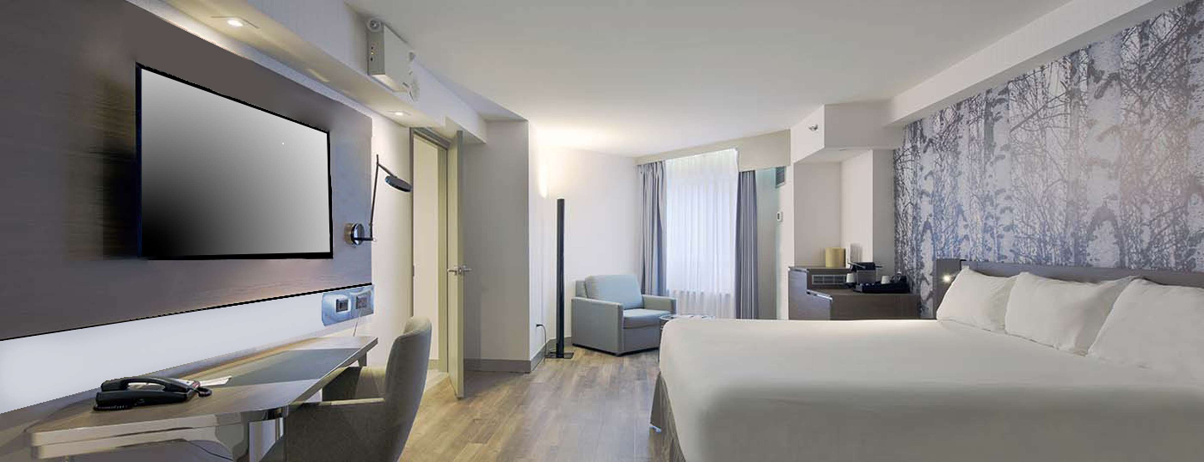 DoubleTree by Hilton Ottawa Downtown - Tap to explore photos