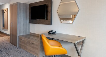 Holiday Inn Express & Suites VAUGHAN-SOUTHWEST Room Type - 1 King Suite Sofa Bed