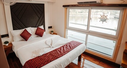 Venice Houseboats Alleppey Room Type - Premium Room Full Time AC on Sharing Boat