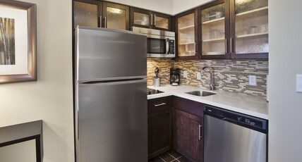 Staybridge Suites - Benton Harbor-St. Joseph Room Type - 1 Queen Studio Suite Mobility Accessible Tub