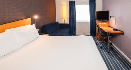 Holiday Inn Express SOUTHAMPTON - WEST Room Type - 1 Double Standard Sofa Bed with Free Hot Breakfast Holiday Inn Express SOUTHAMPTON - WEST Room Type - 1 Double Standard Sofa Bed with Free Hot Breakfast