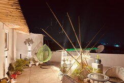 Bamboo cabin with Qutab Minar View