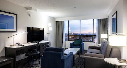 DoubleTree by Hilton Calgary North Room Type - 1 KING DELUXE 2 RM SUITE