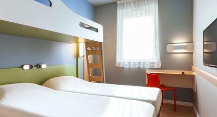 ibis budget Sens Room Type - TRIPLE WITH TWIN - Room with twin beds and bunk bed