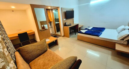 Hotel Crown Plaza Room Type - Deluxe Room with Study and Couch Hotel Crown Plaza Room Type - Deluxe Room with Study and Couch
