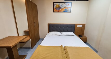 StayGuru Hotel Paradise Inn Room Type - Queen Bed Deluxe Room