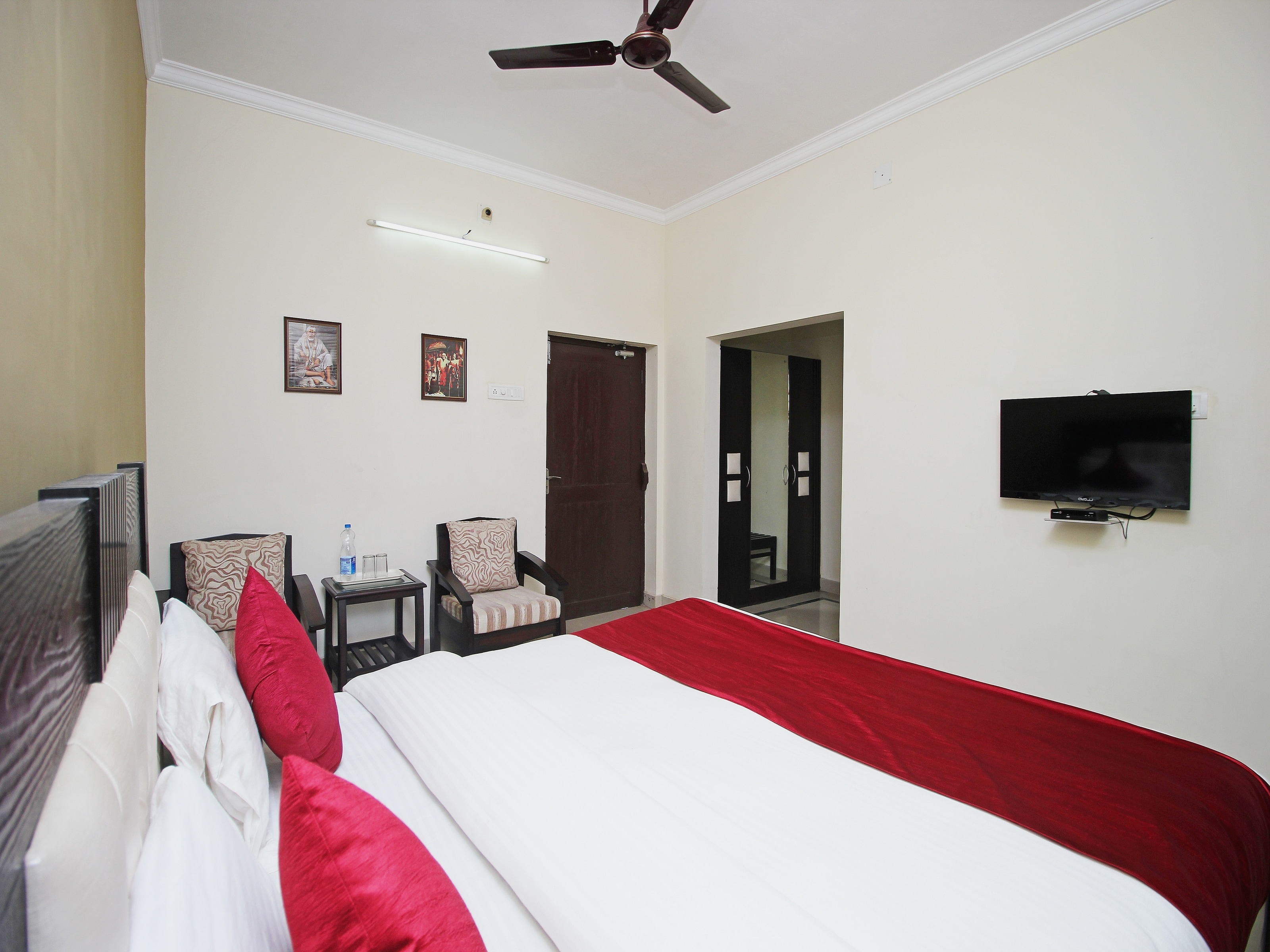 Super Hotel O Sai Leela - Tap to explore photos