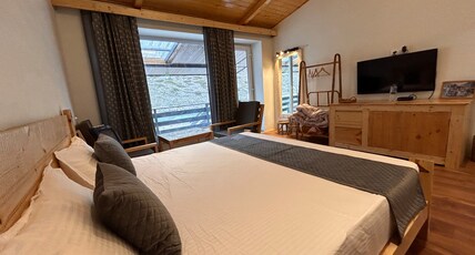 Riverfront cozy mountain hideaway    Dokhang Room Type - Bedroom 2